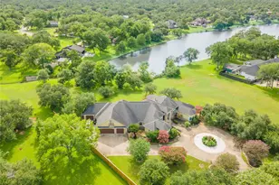 101 Rosewood St, Lake Jackson, TX 77566 - Photo 2
