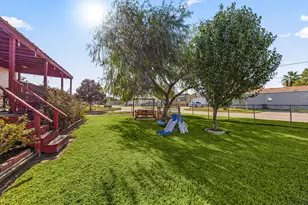 2815 Bay Oaks Harbor Dr, Baytown, TX 77523 - Photo 4