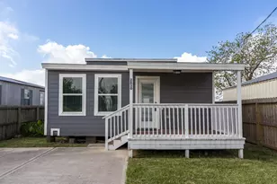 2830 Bay Oaks Harbor Dr, Baytown, TX 77523 - Photo 2