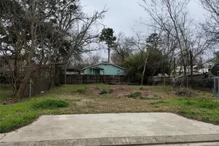 125 Bayshore Dr, La Porte, TX 77571 - Photo 1