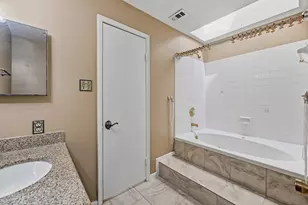 9800 Pagewood Ln, Houston, TX 77042 - Photo 22