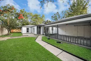 10915 Berry Tree Dr, Houston, TX 77064 - Photo 2