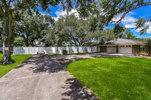 2101 Meadow Ln, El Campo, TX 77437 - Photo 2