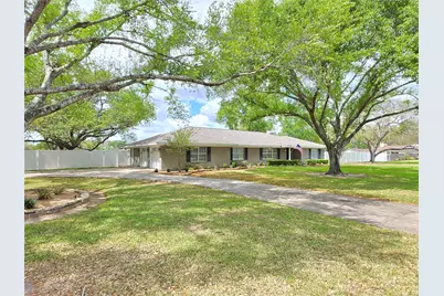 2101 Meadow Lane, El Campo, TX 77437 - Photo 2