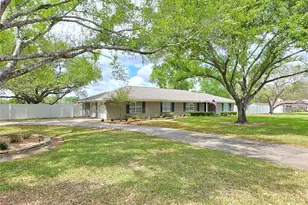 2101 Meadow Ln, El Campo, TX 77437 - Photo 2