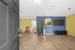 1402 W Phillips St, Alvin, TX 77511 - Photo 4