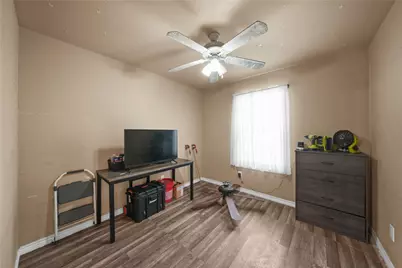 1402 W Phillips St, Alvin, TX 77511 - Photo 12
