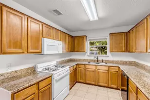 9738 Gulfstream Dr, Conroe, TX 77303 - Photo 10