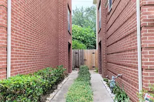 830 E Heights Hollow Ln, Houston, TX 77007 - Photo 2
