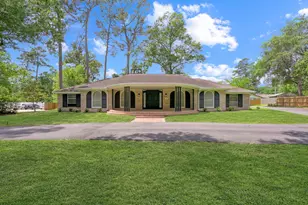 3 Briarwood Dr, Conroe, TX 77301 - Photo 2