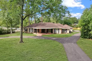 3 Briarwood Dr, Conroe, TX 77301 - Photo 2