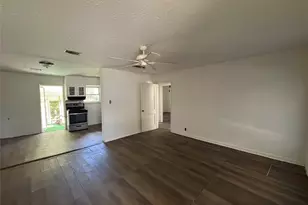 612 Winding Way St, Lake Jackson, TX 77566 - Photo 4