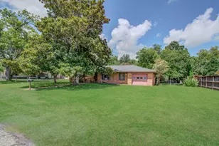 414 Forest St, Columbus, TX 78934 - Photo 2