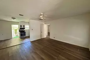 612 Winding Way St, Lake Jackson, TX 77566 - Photo 4