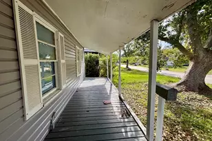 612 Winding Way St, Lake Jackson, TX 77566 - Photo 2