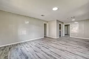 5962 Willow Glen Dr, Houston, TX 77033 - Photo 4