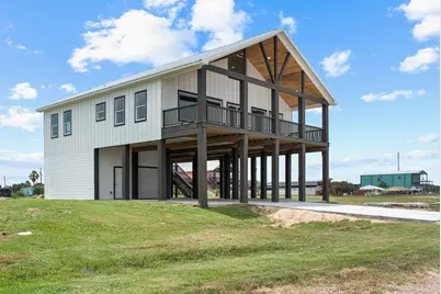 809 W Taylor Avenue, Port O'Connor, TX 77982 - Photo 2