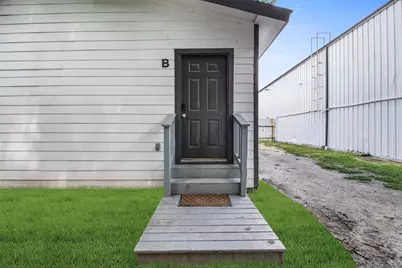 405 Medina Street #B, Houston, TX 77012 - Photo 2