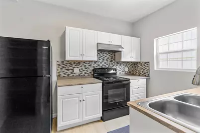 405 Medina Street #B, Houston, TX 77012 - Photo 6