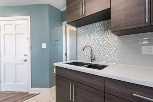 1413 Tremont St, Galveston, TX 77550 - Photo 8