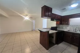 7518 Hummingbird Ln, Texas City, TX 77591 - Photo 2