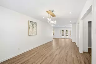 9634 Meadowglen Ln, Houston, TX 77063 - Photo 8