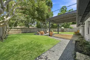9634 Meadowglen Ln, Houston, TX 77063 - Photo 32