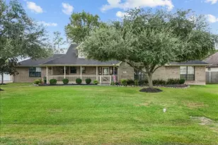 105 Canal Dr, Friendswood, TX 77546 - Photo 2