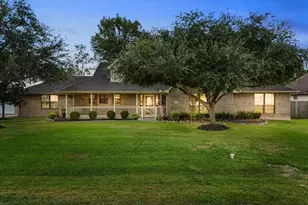 105 Canal Dr, Friendswood, TX 77546 - Photo 1