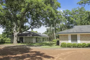 536 Oak Dr, Lake Jackson, TX 77566 - Photo 4
