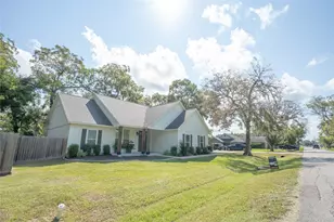 502 Tall Timber Dr, West Columbia, TX 77486 - Photo 2