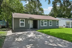 317 Redwood St, Lake Jackson, TX 77566 - Photo 2