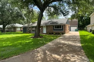 1607 W Houston Dr, La Marque, TX 77568 - Photo 2