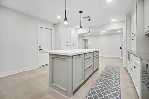 9323 Meadowbriar Ln, Houston, TX 77063 - Photo 10