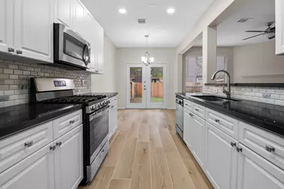 13 E Willowwood Court, The Woodlands, TX 77381 - Photo 8