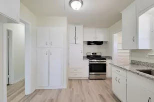 133 S Yaupon St, Lake Jackson, TX 77566 - Photo 6