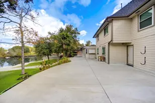 303 Old Bayou Dr, Dickinson, TX 77539 - Photo 10