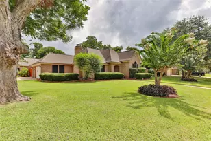 124 Zinnia St, Lake Jackson, TX 77566 - Photo 2