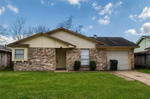 4826 Redfish Reef Dr, Bacliff, TX 77518 - Photo 1