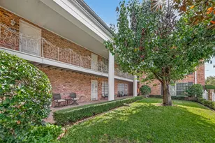 2201 Fountain View Dr, Houston, TX 77057 - Photo 2