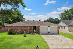 2335 Farriers Bend Dr, Friendswood, TX 77546 - Photo 1