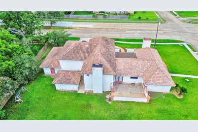 327 Live Oak Lane, Lake Jackson, TX 77566 - Photo 2