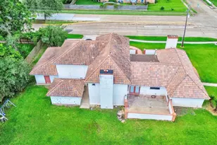 327 Live Oak Ln, Lake Jackson, TX 77566 - Photo 2