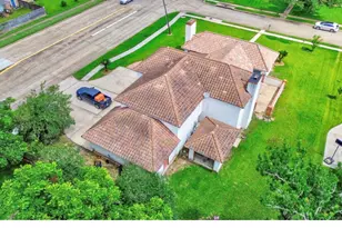 327 Live Oak Ln, Lake Jackson, TX 77566 - Photo 2