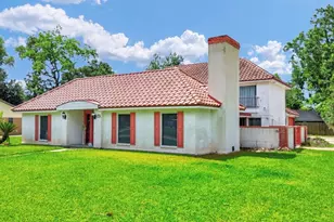 327 Live Oak Ln, Lake Jackson, TX 77566 - Photo 1