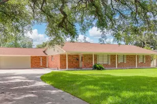 115 S Cedar St, Lake Jackson, TX 77566 - Photo 2