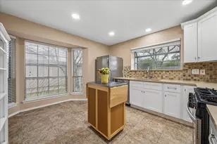 2906 S Peach Hollow Cir, Pearland, TX 77584 - Photo 6