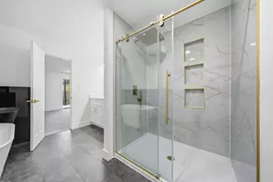 18646 Martinique Dr, Houston, TX 77058 - Photo 32