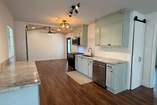 52 Periwinkle Ct, Lake Jackson, TX 77566 - Photo 2