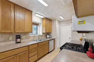 1009 Canyon Springs Dr, La Porte, TX 77571 - Photo 8